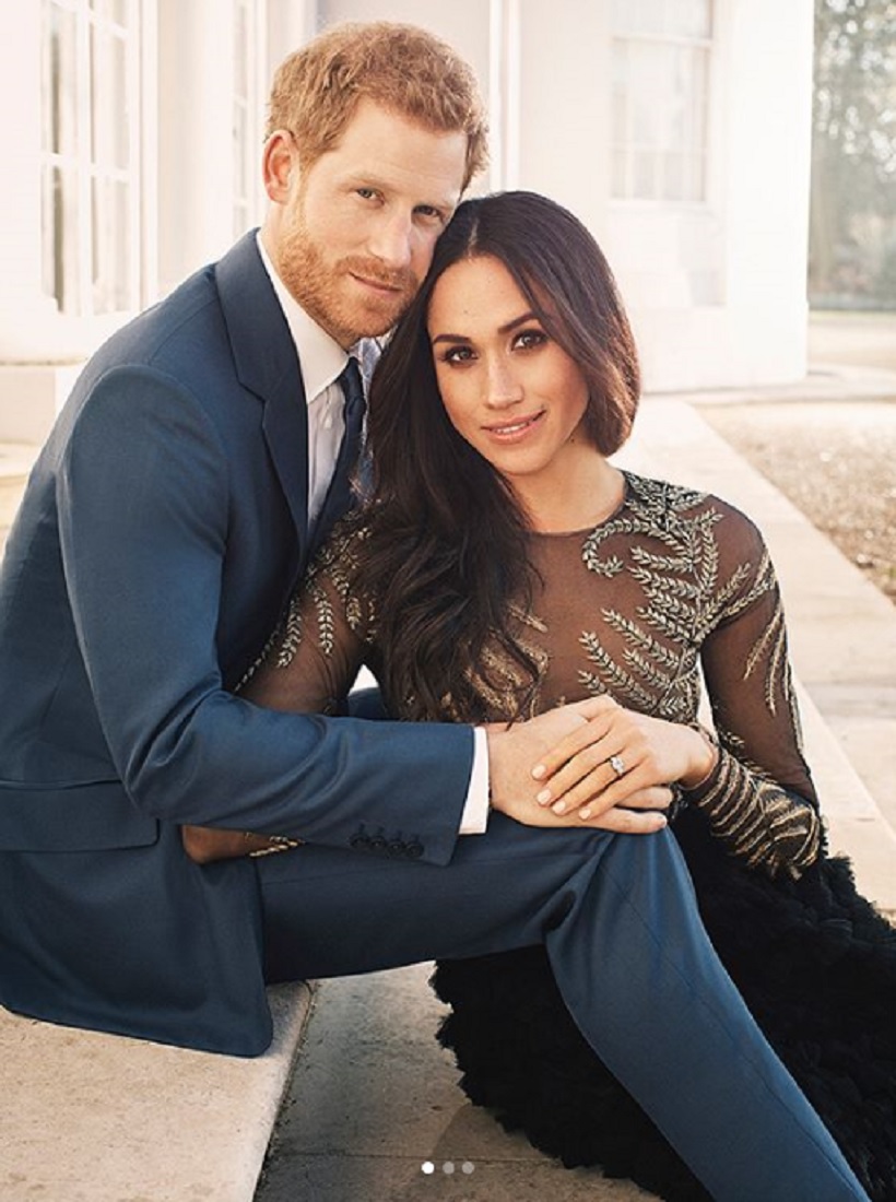 メーガンさんの指輪の価格は？（画像は『The Royal Family　2017年12月21日付Instagram「Today Prince Harry and Ms. Meghan Markle released an official portrait photograph to mark their engagement.」（photographer ＠alexilubomirski）』のスクリーンショット）