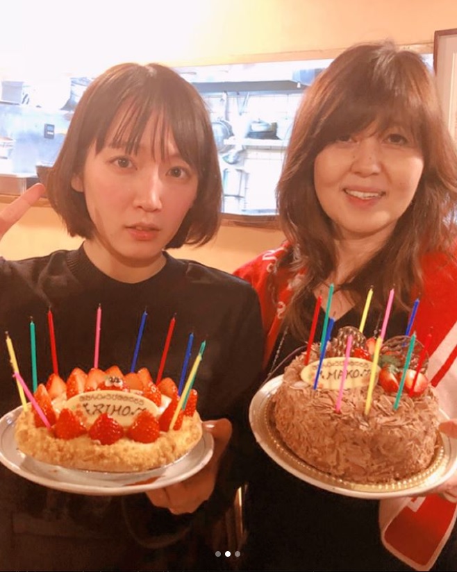 吉岡里帆と石野真子、誕生日ケーキを手に（画像は『吉岡里帆　2018年1月29日付Instagram「ナイスガイ イン ニューヨーク」』のスクリーンショット）