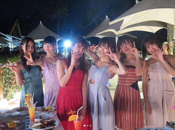 グアム政府観光局の新CMに登場するAKB48グループのメンバー（画像は『山本彩　2018年1月22日付Instagram「集合ショット」』のスクリーンショット）
