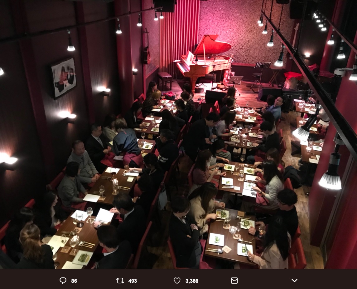 辻仁成ディナーショーでフルコース料理を楽しむ人々（画像は『辻仁成　2018年2月27日付Twitter「父ちゃんは、初のディナーショーやってるよ。」』のスクリーンショット）