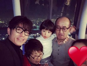 スカイツリーにて藤森慎吾と両親に甥っ子（画像は『藤森慎吾（オリラジ）　2017年12月24日付Instagram「スカイツリーに仕事以外で初めてのぼってみました。」』のスクリーンショット）