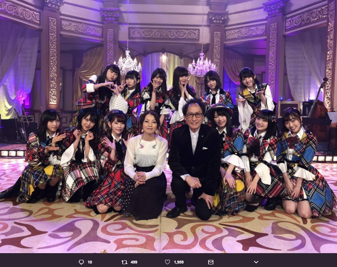 AKB48とコラボした武部聡志・加藤いづみ（画像は『HKT48　2018年2月20日付Twitter「「西川貴教の僕らの音楽」CSフジテレビNEXT AKB48、HKT48で収録！」』のスクリーンショット）