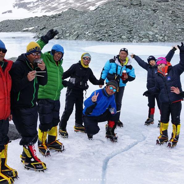 南極で流しそうめんを楽しむ“イッテQ！登山部”（画像は『イモトアヤコ 公式　2018年2月19日付Instagram「＃南極の氷で流しそうめん」』のスクリーンショット）
