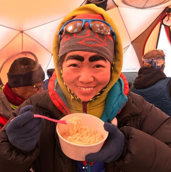 ラーメンに笑顔を見せるイモトアヤコ（画像は『イモトアヤコ 公式　2018年2月19日付Instagram「＃美味しいラーメンに」』のスクリーンショット）