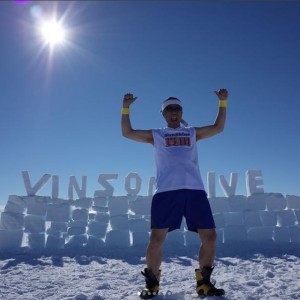 南極でお笑いネタ大会“サンシャイン貫田”（画像は『イモトアヤコ 公式　2018年2月19日付Instagram「＃南極の氷で流しそうめん」』のスクリーンショット）