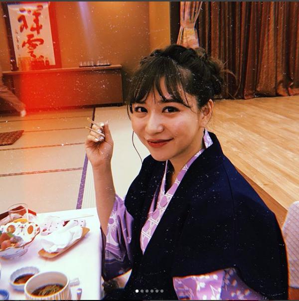 浴衣姿で宴会を楽しむ河西智美（画像は『tomomi kasai　2018年2月1日付Instagram「世界で1番イケてる人達とごはん食べたよ」』のスクリーンショット）
