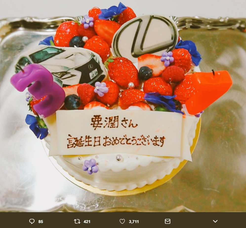 要潤に贈られた“レクサスケーキ”（画像は『【公式】海月姫（くらげひめ）　2018年2月21日付Twitter「花森さん速報　今日2/21は要潤さんのお誕生日!!」』のスクリーンショット）