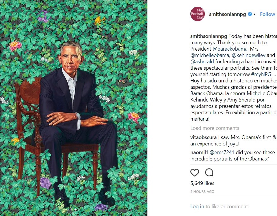 背景の緑が鮮やかなバラク・オバマ氏の肖像画（画像は『National Portrait Gallery　2018年2月13日付Instagram「Today has been historic in many ways.」』のスクリーンショット）