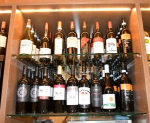 店内には南イタリアワインがズラリと並ぶ　GEMS茅場町「bon pesce」