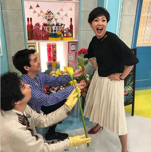 “キース”と“アサリ”から求婚ポーズも（画像は『NHKあさイチ　2018年3月22日付Instagram「マジか、50目前の誕生日だとみんなが大盤振る舞いだわ。」』のスクリーンショット）