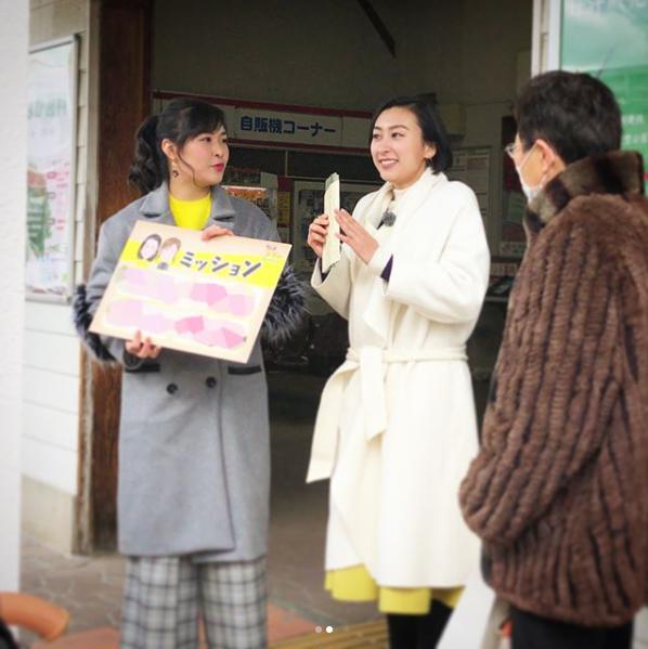 地元の人に話しかける村上佳菜子と浅田舞（画像は『【公式】ちょっと福岡行ってきました！　2018年3月1日付Instagram「ミッションのボードを持って地元の方に聞き込みをしてますね～」』のスクリーンショット）