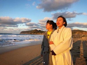 福岡・糸島の海を眺める村上佳菜子と浅田舞（画像は『【公式】ちょっと福岡行ってきました！　2018年3月2日付Instagram「明日放送のオフショットをチラ見せ」』のスクリーンショット）