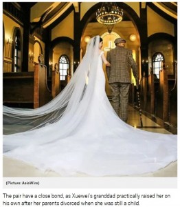 教会で祖父と一緒にヴァージンロードを歩くスーウェイさん（画像は『Metro　2018年3月13日付「Single woman does wedding photoshoot with her poorly granddad ‘before it’s too late’」（Picture: AsiaWire）』のスクリーンショット）