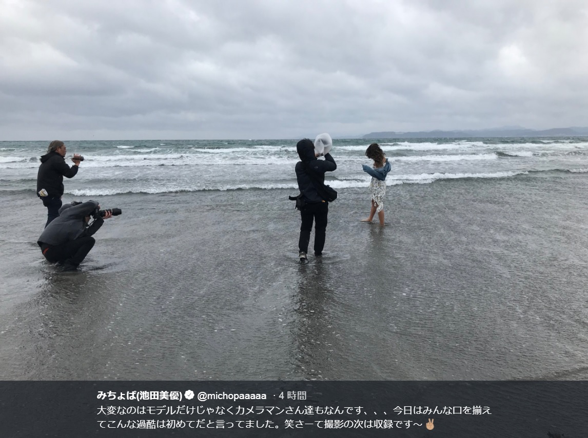 悪天候のなか撮影する、みちょぱとカメラマンたち（画像は『みちょぱ（池田美優）　2018年3月20日付Twitter「大変なのはモデルだけじゃなくカメラマンさん達もなんです」』のスクリーンショット）
