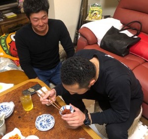 パンチパーマが際立つ菊池選手の横で石井選手は正座（画像は『Sho Nakata6　2018年3月13日付Instagram「2人とも真剣にキクの話聞いてた。。。」』のスクリーンショット）