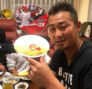 背番号入りのオムライスを持つ中田選手（画像は『Sho Nakata6　2018年3月13日付Instagram「皆さんお疲れ様です!!今日は、この人達と食事しました！」』のスクリーンショット）
