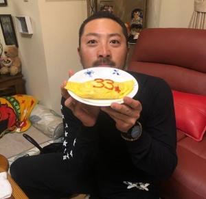 オムライスを持つ菊池選手（画像は『Sho Nakata6　2018年3月13日付Instagram「皆さんお疲れ様です!!今日は、この人達と食事しました！」』のスクリーンショット）