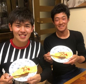 石井選手・清水選手の後輩コンビもこの笑顔（画像は『Sho Nakata6　2018年3月13日付Instagram「皆さんお疲れ様です!!今日は、この人達と食事しました！」』のスクリーンショット）