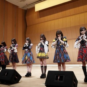 黙とうするAKB48グループ（画像は『渋谷凪咲　2018年3月4日付Instagram「＃福島県南相馬市 のみなさん、ありがとうございました」』のスクリーンショット）