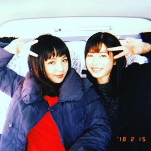 野呂佳代と横山由依（画像は『野呂佳代　2018年2月18日付Instagram「なんか、気に入ってて」』のスクリーンショット）