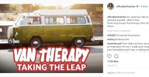 タブロイド誌に掲載されたテリーのワゴン車（画像は『Teri Hatcher　2018年1月17日付Instagram「It’s never too late to reinvent yourself...」』のスクリーンショット）