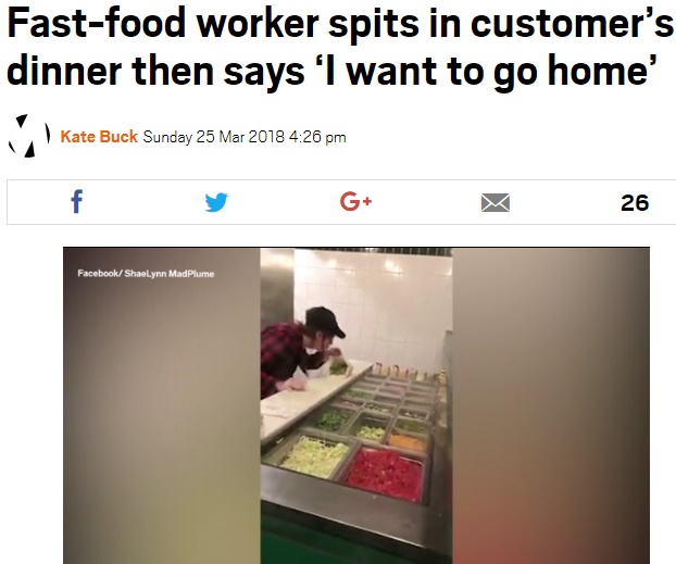 ロールサンドに唾を吐く店員（画像は『Metro　2018年3月25日付「Fast-food worker spits in customer’s dinner then says ‘I want to go home’」』のスクリーンショット）