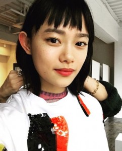 オン眉ヘアも（画像は『杉咲花　2018年3月12日付Instagram「本日発売の雑誌「GINZA」にて。」』のスクリーンショット）