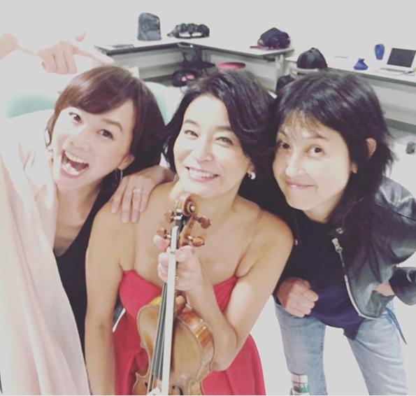 木佐彩子、高嶋ちさ子、岸谷香（画像は『Chisako Takashima　2017年5月23日付Instagram「ツアー最終日。悪友が楽屋に来た」』のスクリーンショット）