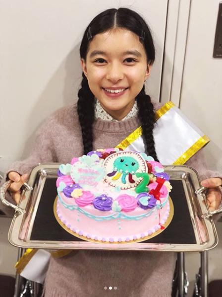 「クラゲケーキ」を贈られた芳根京子（画像は『内田理央　2018年2月28日付Instagram「芳根ちゃん お誕生日おめでとう」』のスクリーンショット）