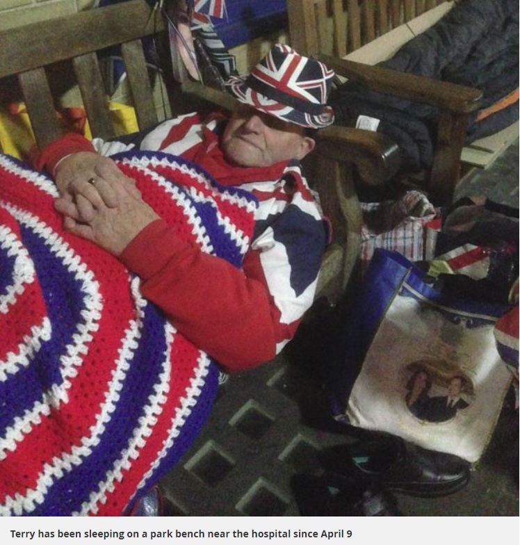 ベンチで夜を過ごすテリーさん（画像は『Bristol Post　2018年4月20日付「The 83-year-old Royal superfan sleeping on a London bench ahead of Kate Middleton birth」』のスクリーンショット）