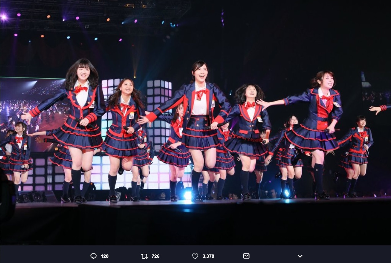 『サカエファン入学式』のステージ（画像は『松井珠理奈（ハリウッドJURINA）　2018年4月1日付Twitter「昨日の楽しさが伝わる写真」』のスクリーンショット）