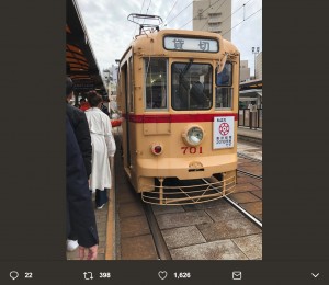 上野耕平が床に耳をつけた路面電車（画像は『上野耕平/Kohei Ueno　2018年4月4日付Twitter「さぁいよいよこの後21時から日テレ「笑神様は突然に…」放送です！」』のスクリーンショット）