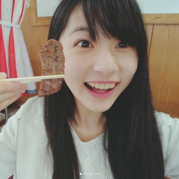 牛タンを食べる瀬田さくら（画像は『ばってん少女隊☆battenshowjotai　2018年4月1日付Instagram「【ちゃん瀬田からの投稿】」』のスクリーンショット）