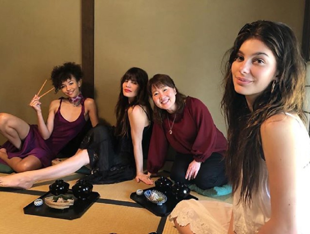 新恋人カミラさん（右）も日本へ（画像は『Camila Morrone　2018年4月3日付Instagram「kyoto」』のスクリーンショット）