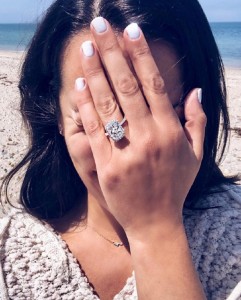 豪華な指輪も披露（画像は『Lea Michele　2018年4月29日付Instagram「Yes」』のスクリーンショット）
