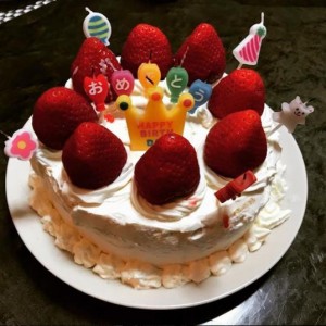 品川祐の娘が作ったバースデーケーキ（画像は『品川祐　2018年4月30日付Instagram「娘の手作り。スゲえ成長してんなぁ～」』のスクリーンショット）