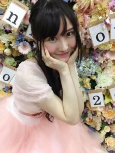矢倉楓子と卒業公演に贈られた花束（画像は『矢倉楓子　2018年4月12日付Instagram「遅くなりましたが、、、たっっくさんのお花ありがとうござました」』のスクリーンショット）