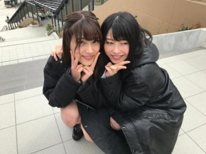 入山杏奈と横山由依（画像は『横山由依　2018年4月5日付Instagram「あんちゃんとこうして一緒に撮影するのも、寒いねーって言うのも1年後までお預け。」』のスクリーンショット）
