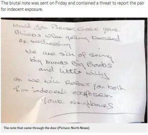 玄関にあったメモ（画像は『Metro　2018年5月7日付「Neighbours’ note says they are sick of seeing couple’s ‘big boobs and little willy’」（Picture: North News）』のスクリーンショット）