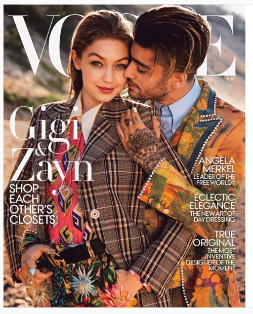 昨年の『VOGUE』表紙にゼインと登場したジジ。これが同一人物？（画像は『Gigi Hadid　2017年7月13日付Instagram「It will forever be a great honor to cover ＠voguemagazine」』のスクリーンショット）