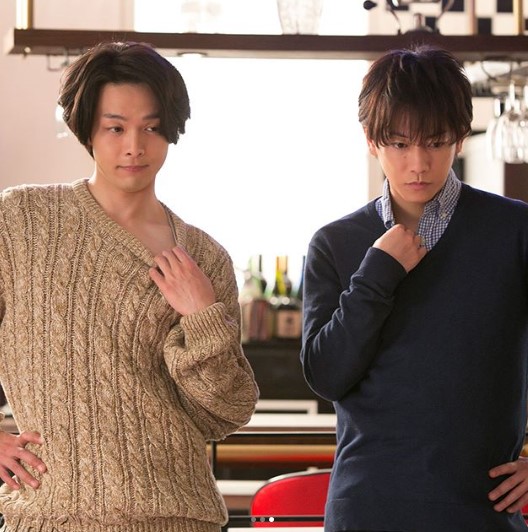 中村倫也と佐藤健（画像は『連続テレビ小説「半分、青い。」　2018年5月23日付Instagram「クロッキーシーンでの律と正人のポーズ集です」』のスクリーンショット）
