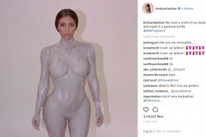 物議を醸したキムのショット（画像は『Kim Kardashian West　2018年4月24日付Instagram「We took a mold of my body and made it a perfume bottle.」』のスクリーンショット）