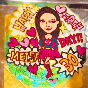 黒木メイサをお祝いするバースデーケーキ（画像は『Meisa Kuroki　2018年5月28日付Instagram「素敵ガールズに囲まれて幸せ時間」』のスクリーンショット）