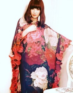 森英恵氏が手掛けたドレスで、40代半ばの黒柳徹子（画像は『Tetsuko Kuroyanagi　2018年5月29日付Instagram「今日は、「徹子の部屋」本番4本。」』のスクリーンショット）