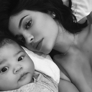 赤ちゃんの顔に注目が集まる（画像は『Kylie　2018年3月24日付Instagram「stormiiiiiiiii」』のスクリーンショット）