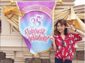  『東京ディズニーリゾート35周年“Happiest Celebration!”』を満喫する真野恵里菜（画像は『Erina Mano　2018年5月29日付Instagram「余韻がすごいのでもう一枚アップします」』のスクリーンショット）