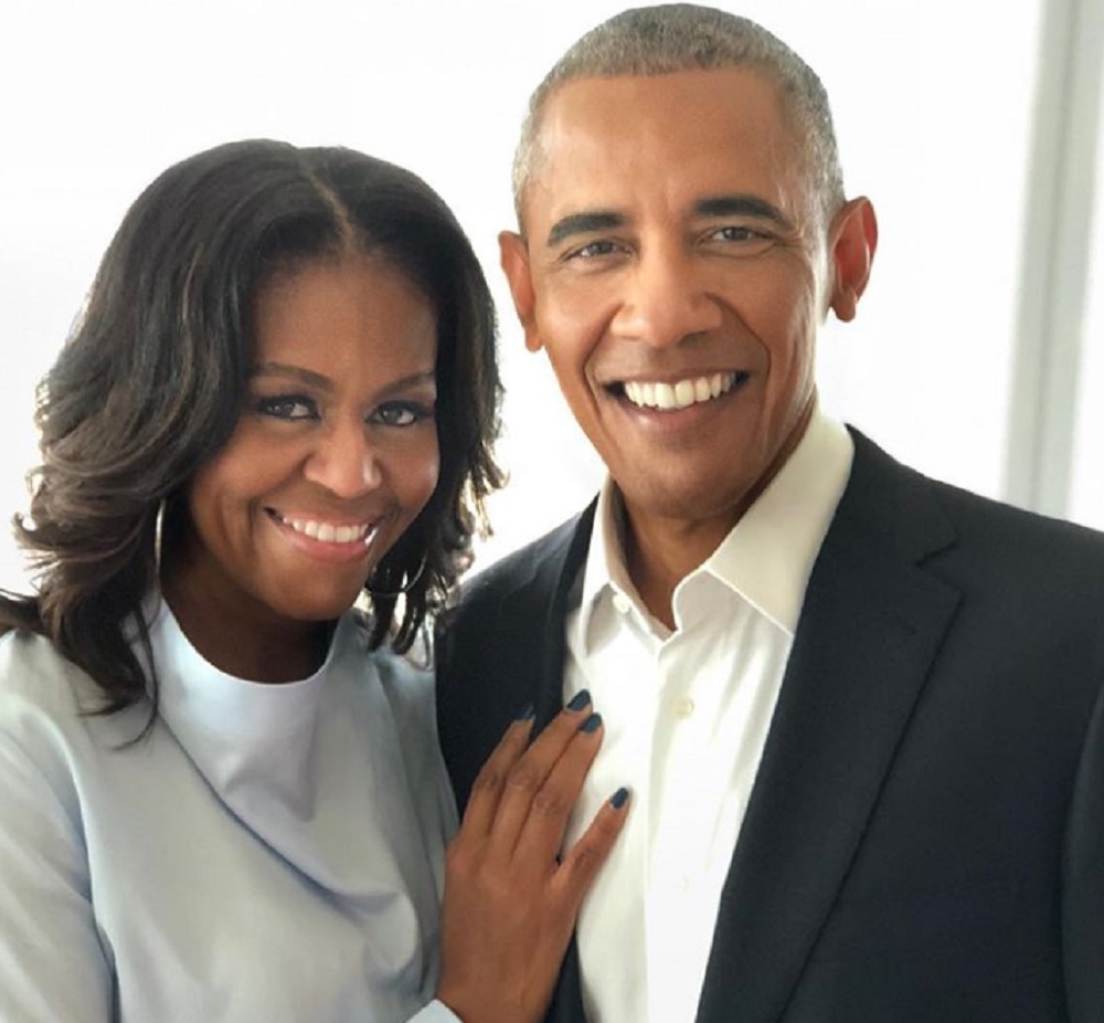 愛する夫と（画像は『Michelle Obama　2017年11月1日付Instagram「Thrilled to be back home on the South Side!」』のスクリーンショット）