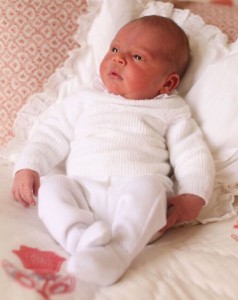 大変可愛いルイ王子（画像は『Kensington Palace　2018年5月6日付Instagram「The Duke and Duchess of Cambridge are very pleased to share two photographs of Princess Charlotte and Prince Louis, taken by The Duchess at Kensington Palace.」』のスクリーンショット）