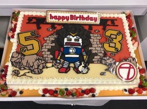 奥田民生の誕生日を祝う「OTロボケーキ」（画像は『RCMR　2018年5月12日付Instagram「川崎ありがとうございました！」』のスクリーンショット）