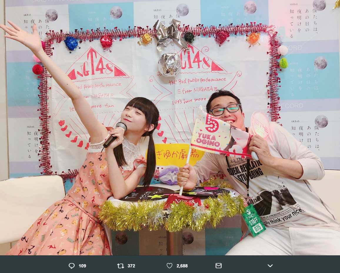 荻野由佳と諏訪マネージャー（画像は『荻野由佳　2018年5月13日付Twitter「写真会やってまーーす!!」』のスクリーンショット）